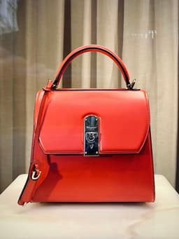 ملابس وحقائب نسائية